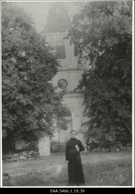 Vaimulik Häädemeeste Issanda Muutmise kiriku ees