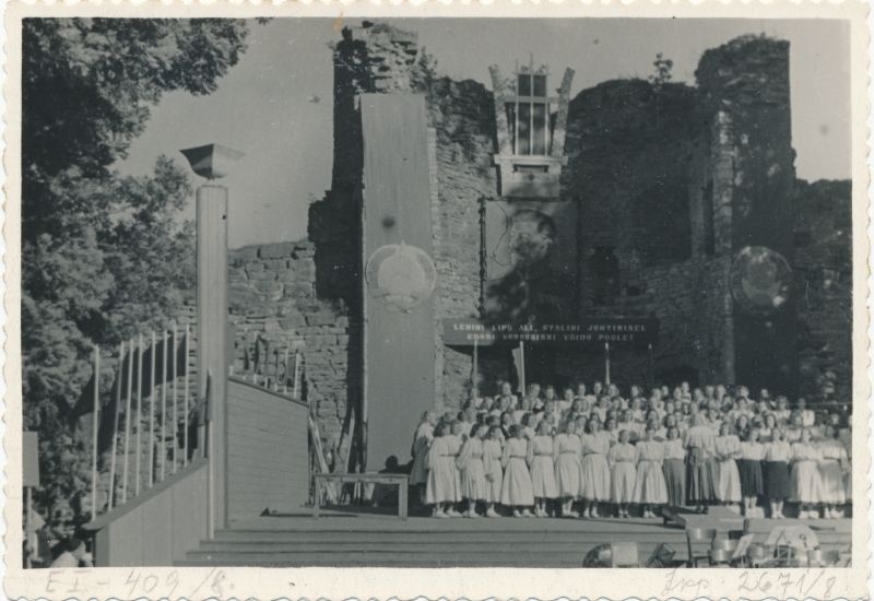 Foto. Voldemar Saaresso kogu. Naiskoor esinemas Laulupäeval Haapsalus. Koori juht Aade Nurme. 22.07.1951.