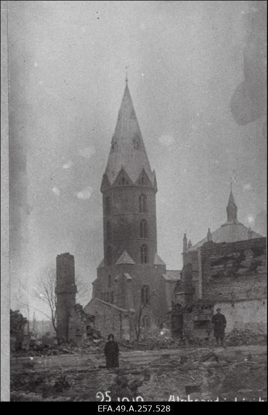 Vabadussõda. Punaarmee suurtükitules hävinud hoonete varemed Aleksandri kiriku juures.
