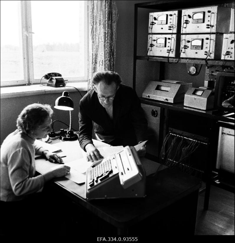 W. Struve nimelise Astrofüüsika Observatooriumi aktinomeetrilise jaama nooremteadur J. Reeman (paremal) ja tehnik L. Taškina läbi töötamas jaama automaatseadmete abil saadud informatsiooni päikese kiirguse kohta atmosfääris.