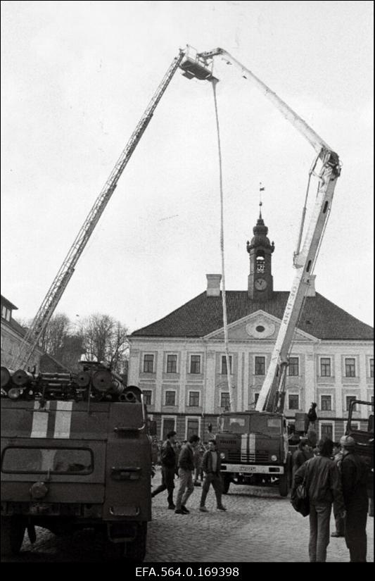 Tartu tuletõrjekeskuse demonstratsioonesinemine Raekoja platsil.