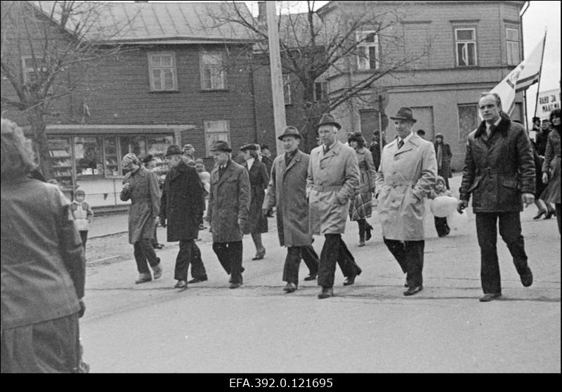 Eesti Põllumajanduse Akadeemia kolonn maidemonstratsioonil. Paremalt: EPA haldusprorektor Jaan Kark, rektor Nikolai Kozlov, teadusprorektor Armand Sukamägi, Ants Mikk, Sillamaa.