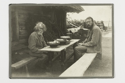 Saare - Sõrvemaa, Anseküla khk., sõrulased (sõrvelased) keskhommikut söömas. Hindrek Poopu 90-a., Abram Roes 49-a.  duplicate photo