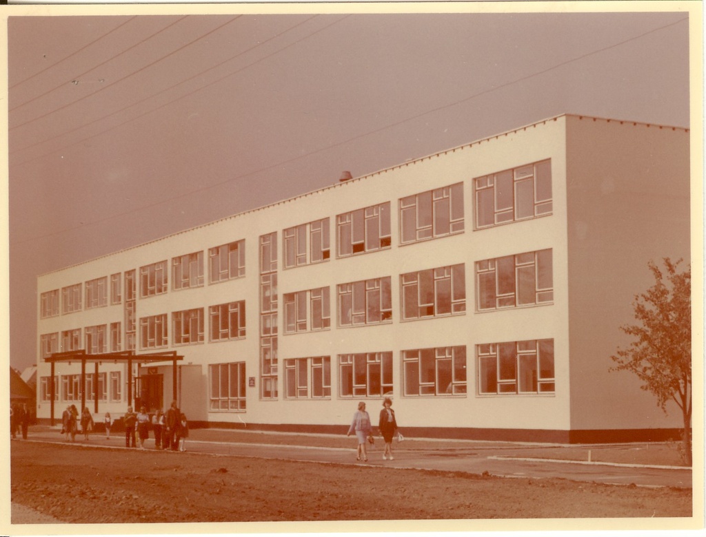 foto, Paide  3. keskkooli uus hoone 1.sept. 1977.a.