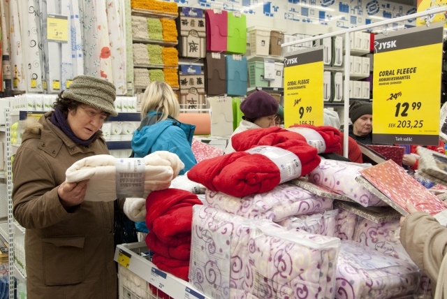 Kliendid valimas sooduspakkumisi