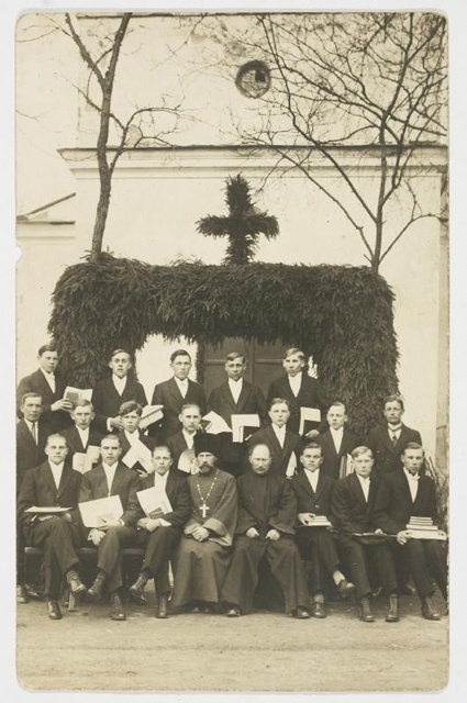 Leerilapsed Uduvere kiriku juures, grupipilt