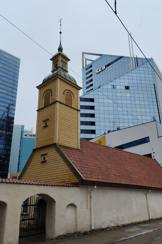 Endine Ühispank, hilisem SEB pank. Arhitekt Raivo Puusepp. Esiplaanil Jaani seegi kirik rephoto