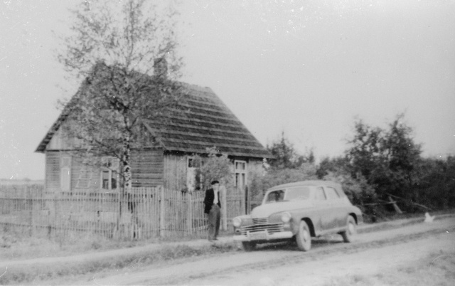 Sõiduauto maja ees