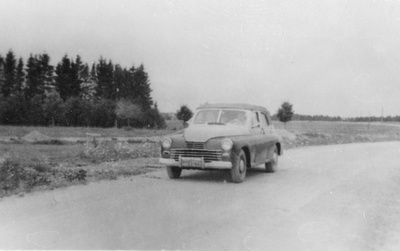 Sõiduauto maanteel  similar photo