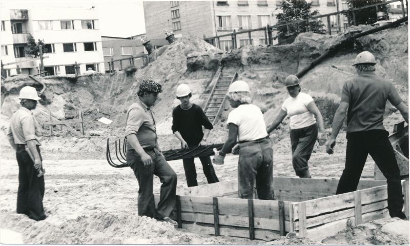 Foto. Teenindusmaja ehitusel Haapsalus. 1980. a.
Foto: Arvo Tarmula.