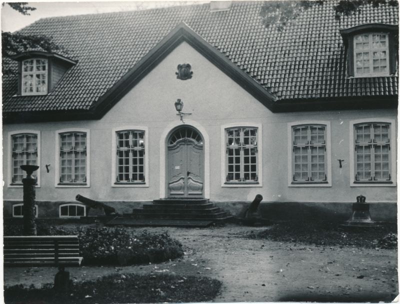 Foto. Haapsalu Koduloomuuseumi, end. raekoja vaade. 1979.