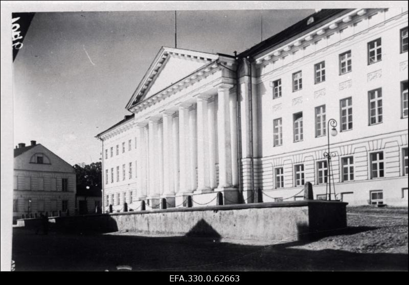 Vaade Tartu Ülikooli peahoonele.