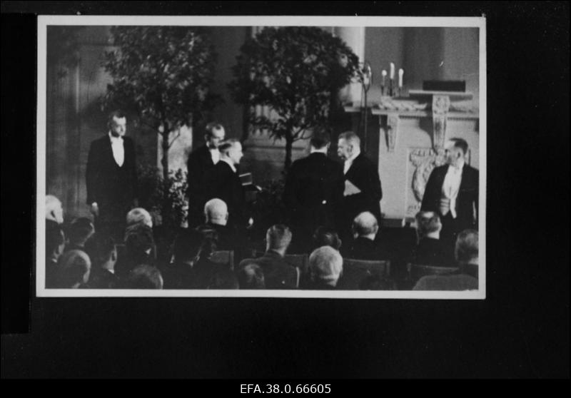 Õpetatud Eesti Seltsi 100. aastapäeva juubeliaktusel Tartu Ülikooli aulas viibinud külalised õnnitlemas seltsi esimeest professor H. Moorat.