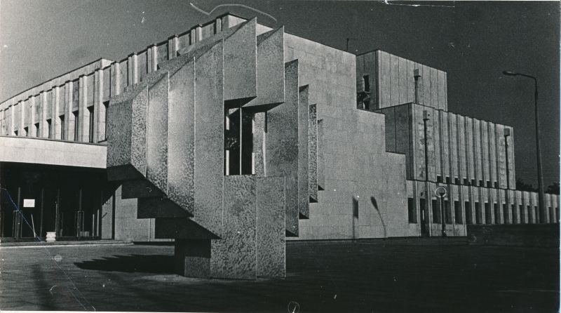 Foto. Haapsalu Rajooni Kultuurimaja, esikülje vaade. 1978.a.
Foto: Harles Pilter.