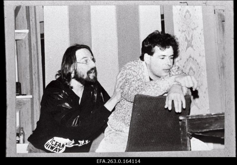 Peeter Volkonski ja Peeter Oja Sam Shepardi näidendis “Tõeline lääs” RAT “Vanemuises.