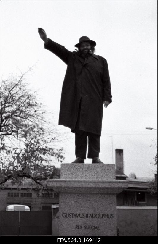 Kunstikoguja Matti Milius Rootsi kuninga Gustav II Adolfi taasavatava monumendi alusel.