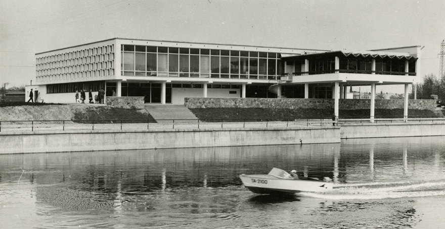 Restoranihoone Kaunas Tartus, vaade hoonele nurgalt, üle jõe. Arhitektid Voldemar Herkel, TsP