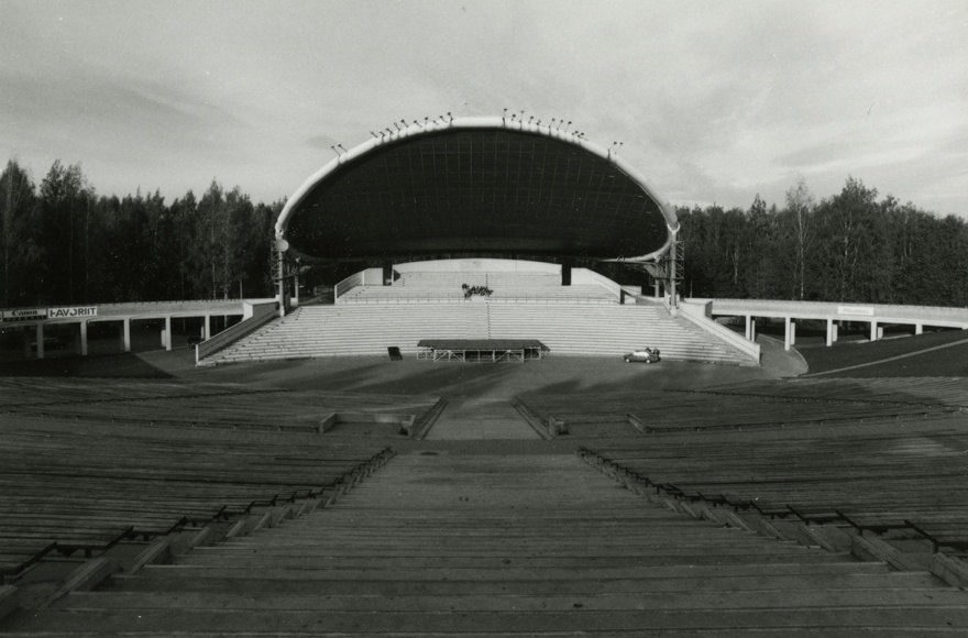 Tartu laululava, eestvaade. Arhitektid Roman Smuškin, Jüri Siim, k.a. Uku Põllumaa