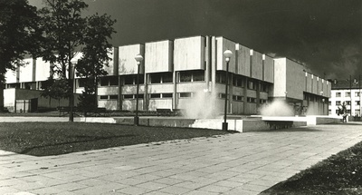 Tartu Ülikooli raamatukogu, vaade hoonele nurgalt. Arhitektid Kalju Valdre, Mart Kalling  duplicate photo