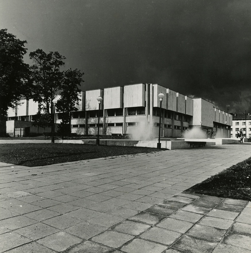 Tartu Ülikooli raamatukogu, nurgavaade. Arhitektid Kalju Valdre, Mart Kalling; sisearhitektid Ülo Sirp, Linda Arike