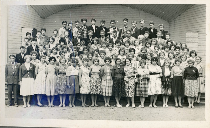 Suvepäevadest osavõtjad Rakvere laululaval 1961.a.