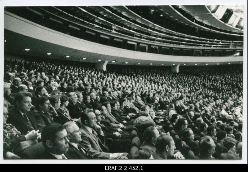 EKP Keskkomitee ja Eesti NSV Ülemnõukogu ühine pidulik istung Tallinna Linnahallis, mis on pühendatud NSV Liidu moodustamise 60. aastapäevale. Vaade saali