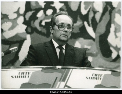 Vaino Väljas Eestimaa Rahvarinde kongressil Tallinna Linnahallis.  duplicate photo