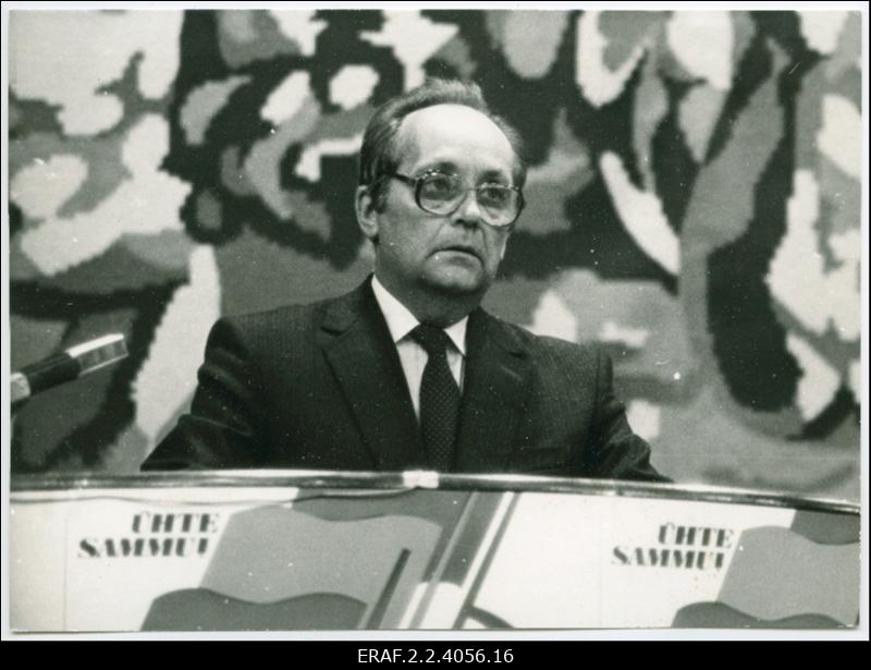 Vaino Väljas Eestimaa Rahvarinde kongressil Tallinna Linnahallis.