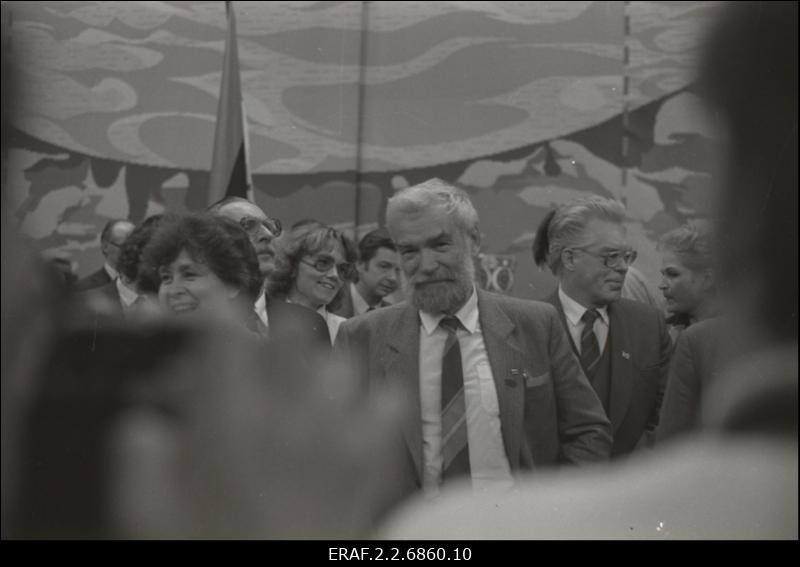 Rahvarinde I kongress Linnahallis. Esiplaanil Enn Põldroos