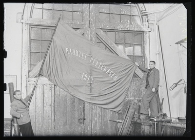 Raudteelaste lipp. Esikülg, tekst lipul Raudtee peatehased 1917  similar photo