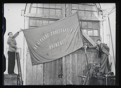 Raudteelaste lipp 1917. Tagakülg, tekst lipul Kõigi maade proletaarlased ühinege!  similar photo