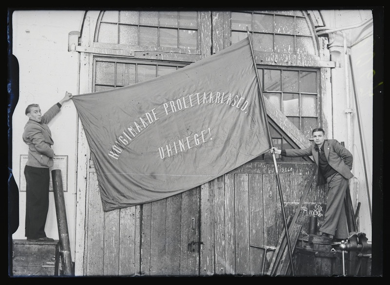 Raudteelaste lipp 1917. Tagakülg, tekst lipul Kõigi maade proletaarlased ühinege!