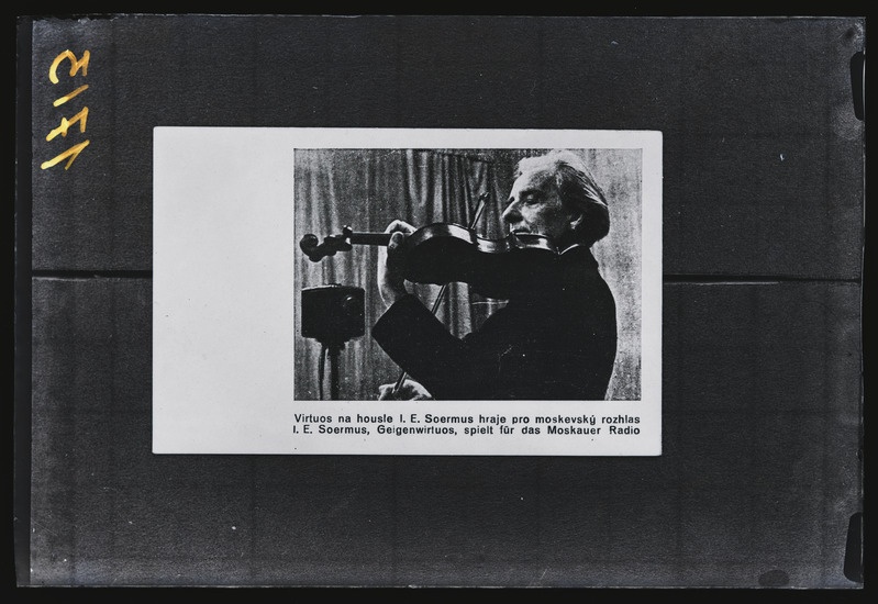 Reprofoto trükisest. Eduard Sõrmus, kakskelsevteksti tõlge : Viiulivirtuoos I. E. Sõrmus mängib Moskva raadios.