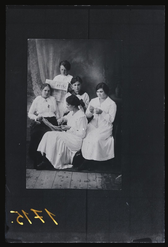Grupp noored lugemas ajalehte Kiir 1917. a-l (?). Vasakult: 2. Marie Lillenthal, 3. Minna Tammus; alumine rida 2. Lülle Rosenthal. 
(Endine nimetus: Noored ajalehte Kiir lugemas)