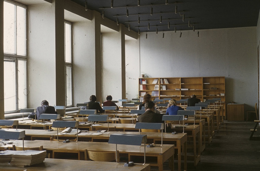Teaduste Akadeemia raamatukogu, lugemissaal. Arhitektid Uno Tölpus, Paul Madalik, sisearhitekt Leila Pärtelpoeg