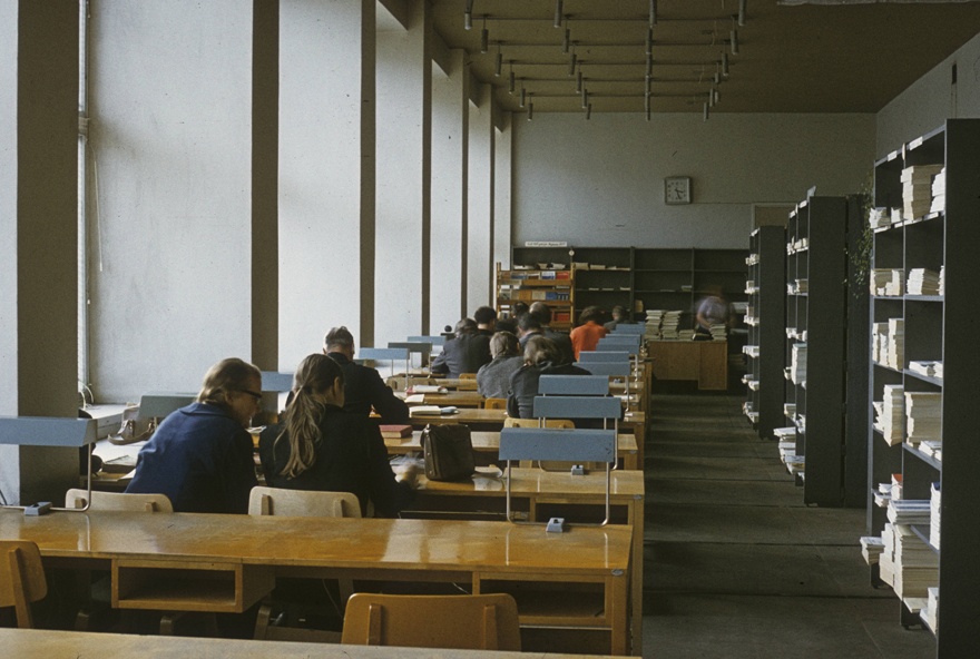 Teaduste Akadeemia raamatukogu, lugemissaal. Arhitektid Uno Tölpus, Paul Madalik, sisearhitekt Leila Pärtelpoeg
