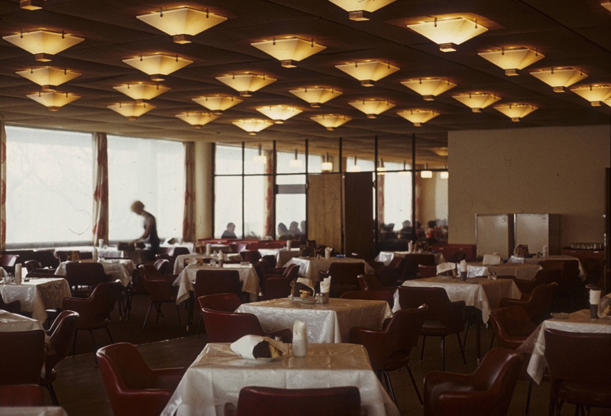 Hotell Kungla Tallinnas (lammutatud), vaade restoranile. Arhitektid Ilmar Puumets, Herbert Rüütlane; ühiskondlikud interjöörid ARS (Maia Laul jt)