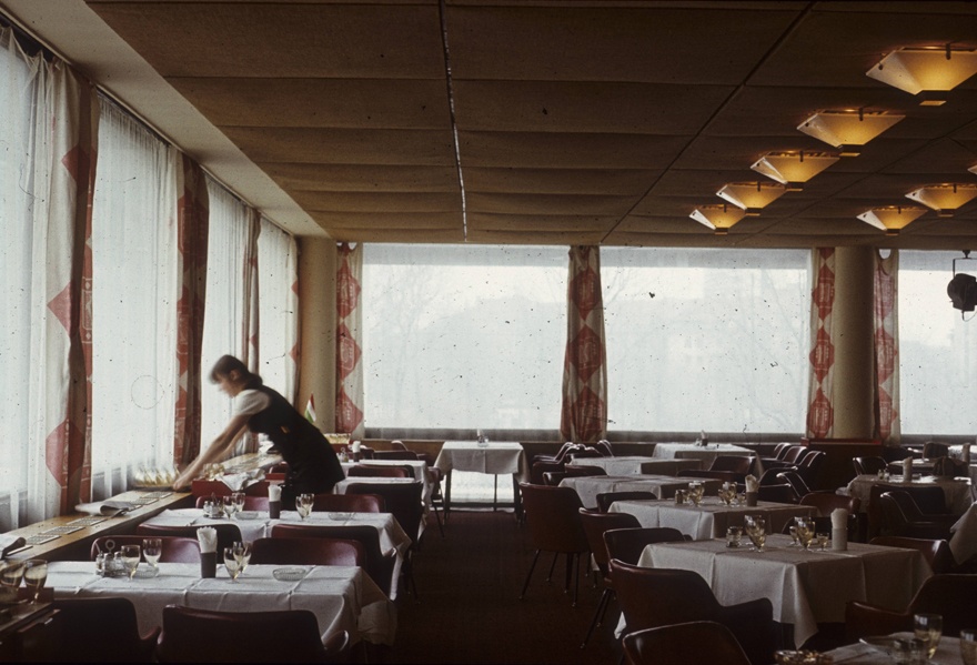 Hotell Kungla Tallinnas (lammutatud), vaade restoranile. Arhitektid Ilmar Puumets, Herbert Rüütlane; ühiskondlikud interjöörid ARS (Maia Laul jt)