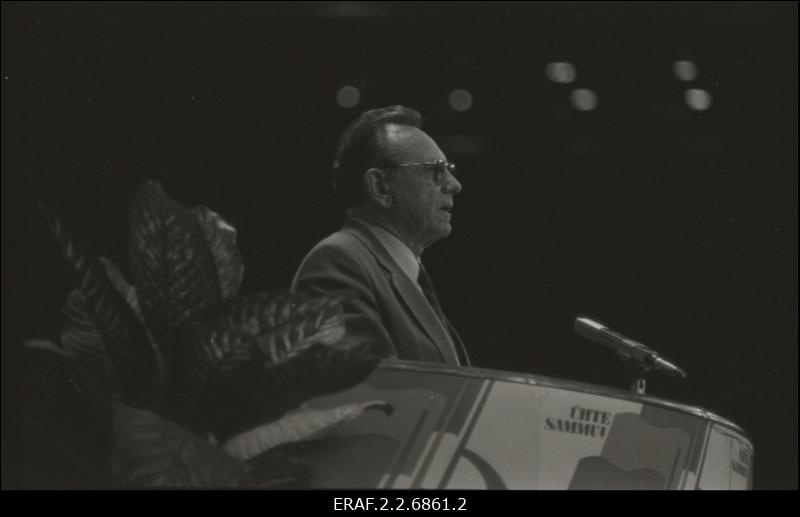 Rahvarinde I kongress Linnahallis. Kõnepuldis Arno Köörna