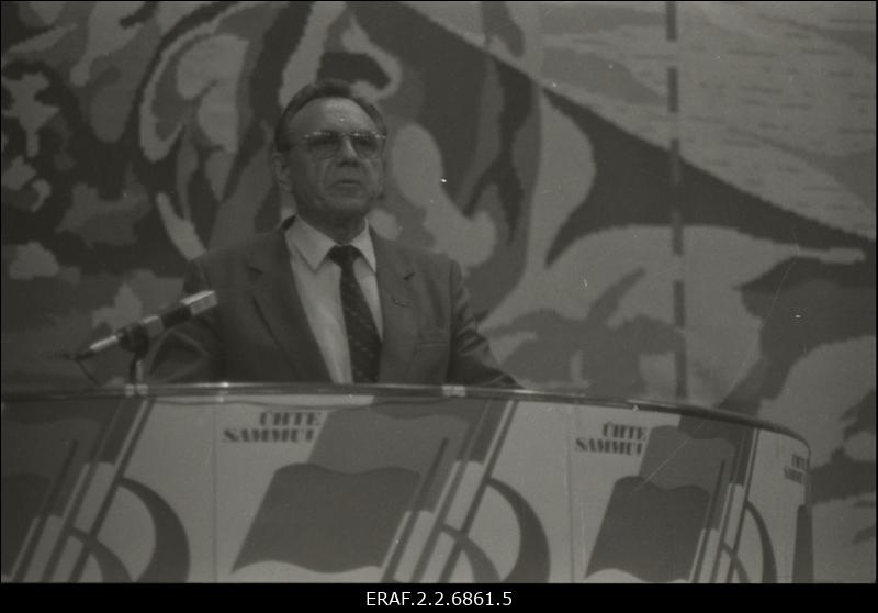 Rahvarinde I kongress Linnahallis. Kõnepuldis Arno Köörna
