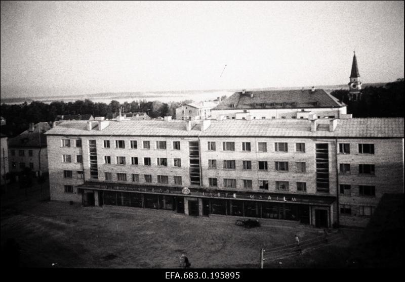 Vaade veetornist Võru linnale, esiplaanil elumaja kauplustega "Laste maailm" ja "Toidukaubad".