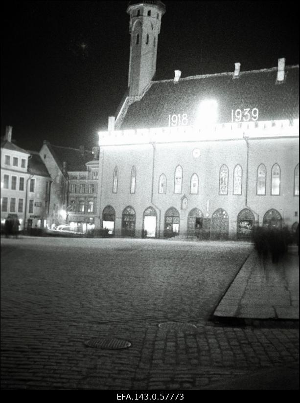 Eesti Vabariigi 21. aastapäeva puhul illumineeritud Tallinna Raekoda.