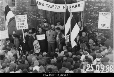 Eesti Rahvusliku Sõltumatuse Partei (ERSP) pikett Raekoja platsil nõudmisega vabastada poliitvang Enn Tarto  similar photo
