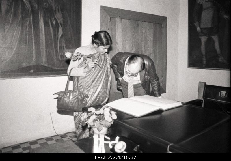 Juri Zlotopolski ja indialane Pratima ?,  Välismaaga Sõpruse ja Kultuurisidemete Arendamise Eesti Ühingu külaline, tutvumas Tallinna raekoja külalisteraamatuga