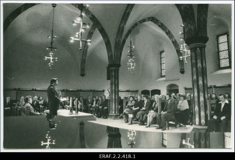 NSV Liidu moodustamise 60. aastapäeva puhul toimunud sotsialistlikus võistluses silma paistnud tööstuse, kalamajanduse, transpordi ja side, ehituse ja linnamajanduse töötajaid autasustatakse pidulikul koosolekul Tallinna Raekojas Eesti NSV Ülemnõukogu Presiidiumi aukirjadega. Vaade saali, kõneleb M. Pedak