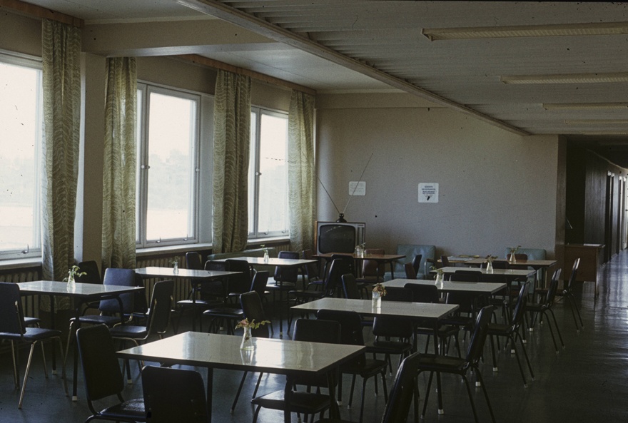 Eksperimentaalse ja kliinilise meditsiini Instituut, puhkenurk teleka ja laudadega. Arhitekt Ilmar Puumets