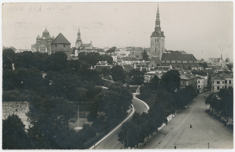 Tallinn, Harjumägi ja Harju tänav, taustal Toompea