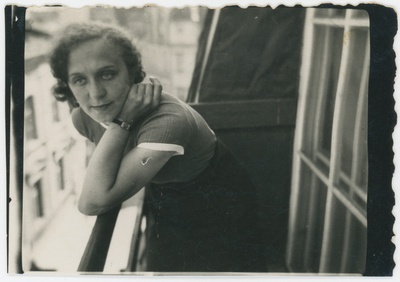 Aleksandra Kinof rõdul Kuninga tänaval  similar photo