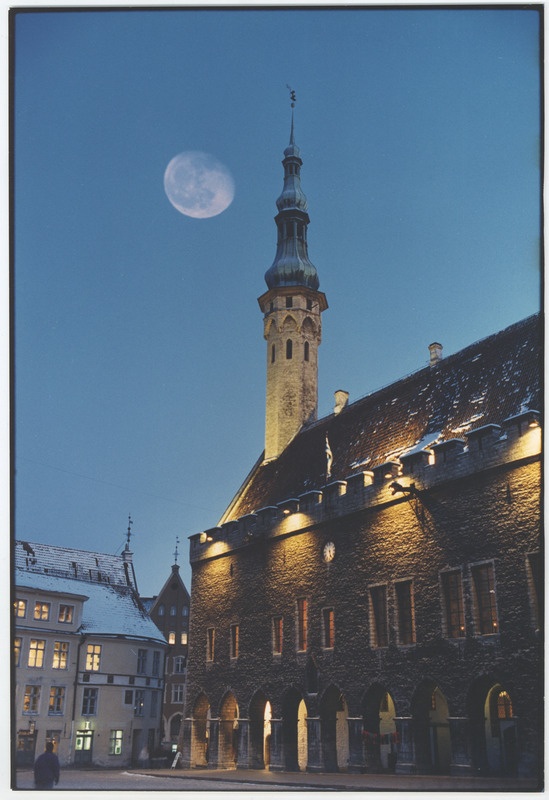 Raekoda kuuvalgel ööl.