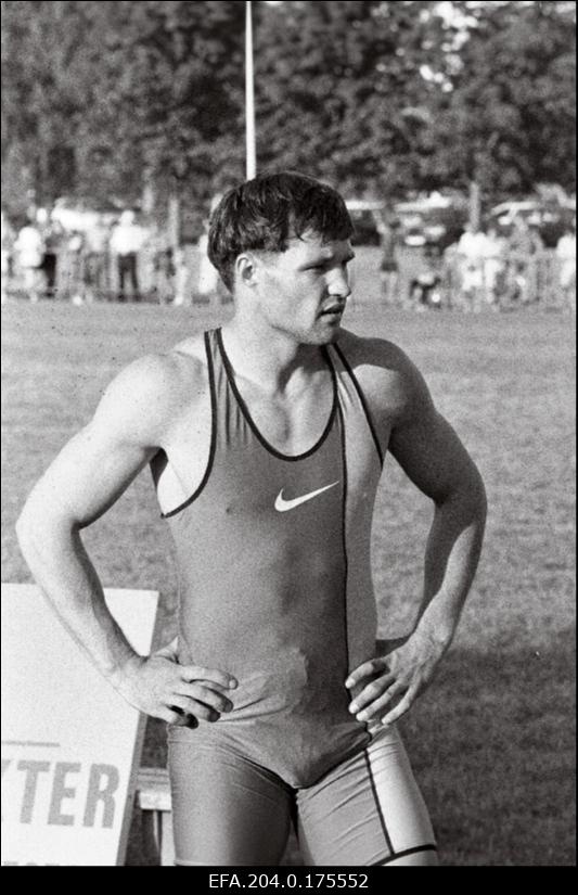 Kümnevõistleja Erki Nool vendade Tislerite korraldatud võistlustel "Augustiõhtu kergejõustikuga" Haapsalu staadionil.